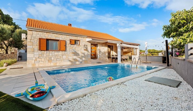 Villa Niko - Two Bedroom Villa, Sleeps 6