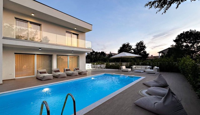 Villa Nobel for 6 adults with private 40 m2 heated pool, outside bar & movie theatre
