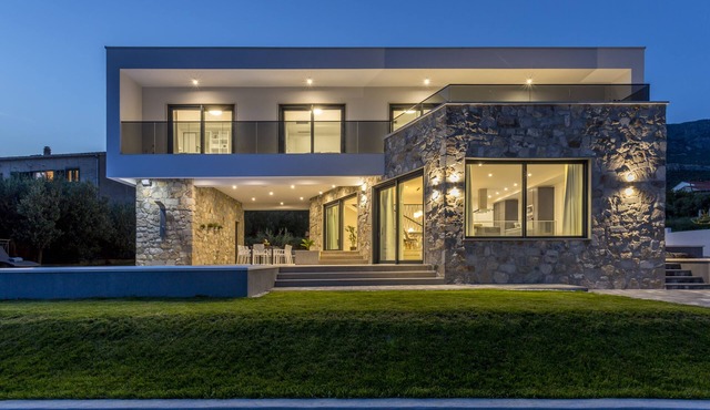 Villa Noni - heated pool, sea view, bbq & garage