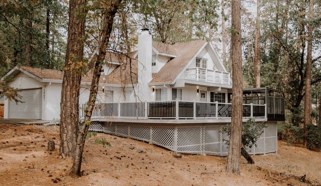 Villa Nosoni-Nestled between trees near Lake Shasta.