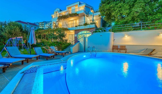 Villa Nugal - 5 bedroom Family Villa with Heated Pool in Makarska