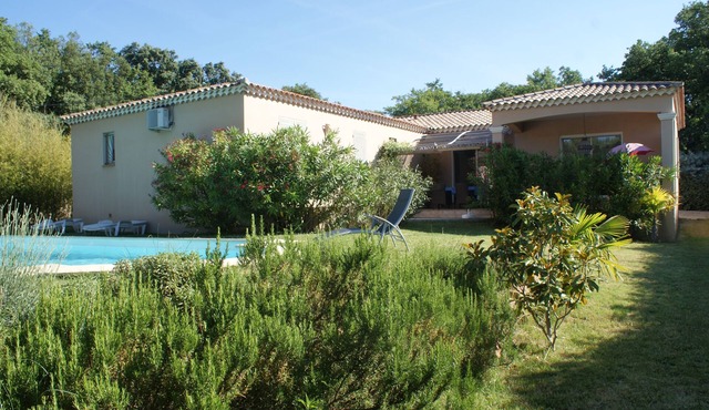 Villa on one level with pool near Uzès