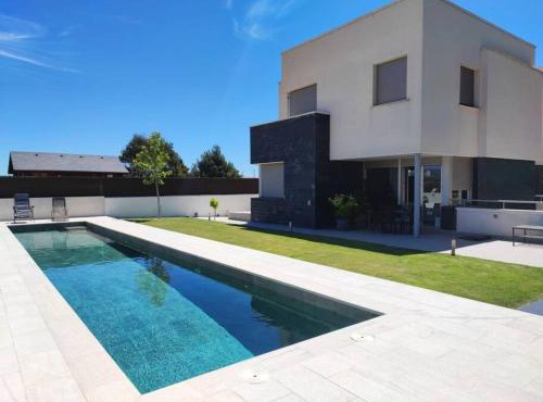 Villa Oasis en Madrid con 3Hab, 4baños y elegante piscina