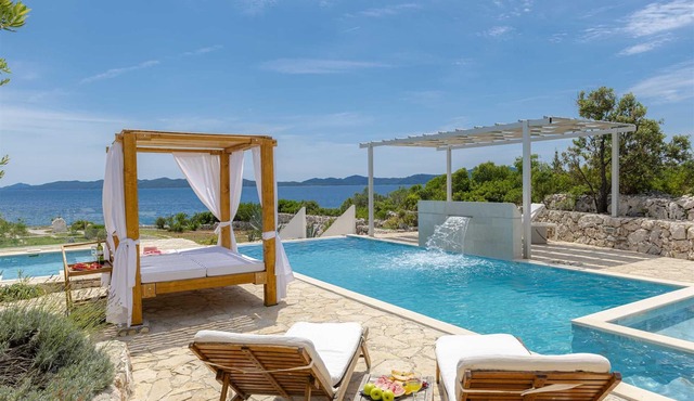 Villa Oasis, 5 bedrooms, heated Pool, Jacuzzi, BeachFront by MyWaycation