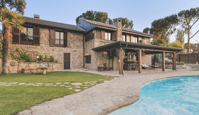 Villa Oasis Madrid Luxurious villa with spa, cinema, and swimming pool