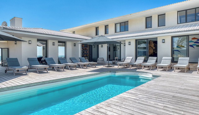 Villa Océans: Oceanfront, Pool, Spa, Sleeps 15 in Bretignolles sur Mer
