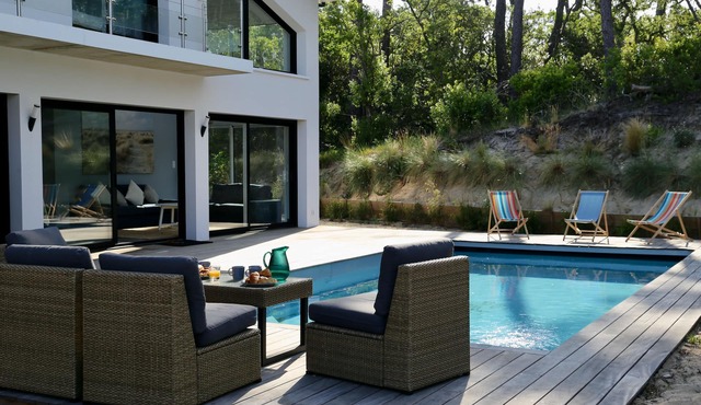 Villa Océandes: feet in the sand, 300 m from the ocean, 12 people, swimming pool