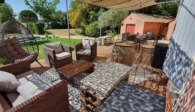 villa of 190 M2 air-conditioned on closed ground of 3000 M2 close to Avignon.
