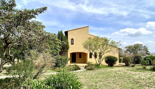 Villa of 230m² on 2100m² of fenced land 38 km from the beaches