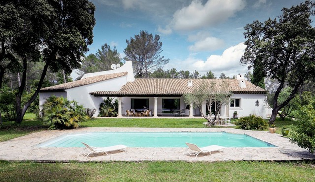 villa of character in a park of 7000m2 fenced with swimming pool