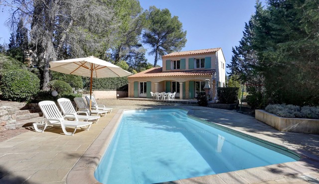 villa of charm, a haven of peace under the umbrella pines, 15 minutes of the sea