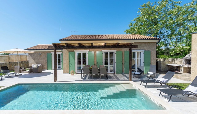 Villa Ofelia with Heated Pool for 6 people near Rovinj – Family & Relax Retreat