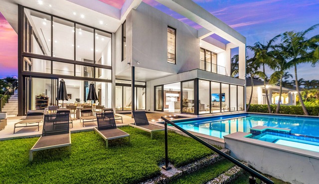 Villa Okasa: Modern Marvel with Pool + Jacuzzi + Pool Table + BBQ