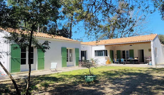 Villa Oléron sleeps 17, very close to the ocean (800m) and shops (100m)