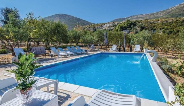 Villa Olea - Seven Bedroom Villa with Swimming Pool