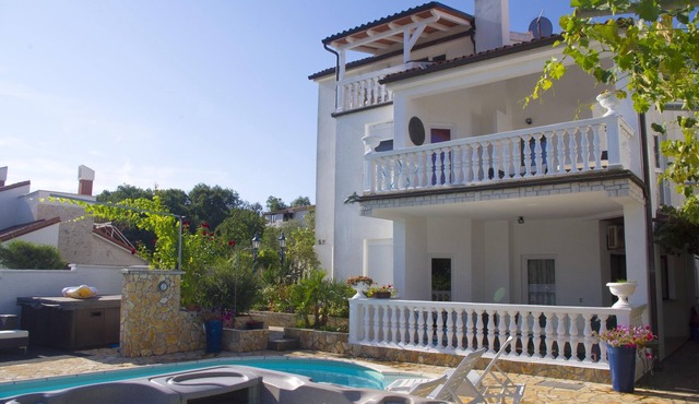 Villa Olga Apartment D. 125 meters from the sea with pool and jacuzzi