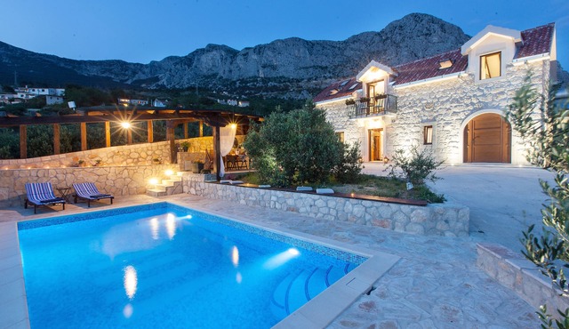 Villa Oliva - exclusive gateway, luxurious serenity, stunning views, heated pool