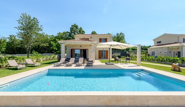 Villa Oliva Muntrilj with pool and garden