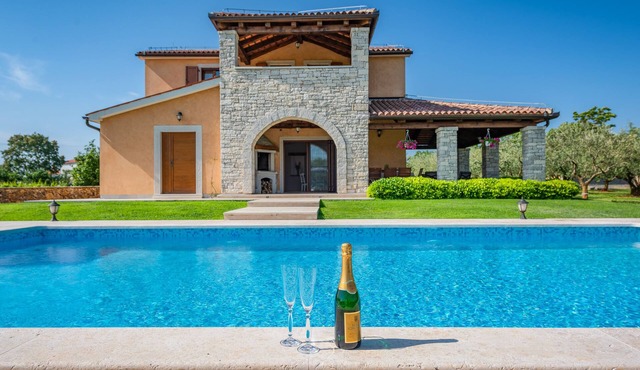 Villa Oliveta - Relaxing Family Getaway on 23,000 m2 Property with Olive Trees