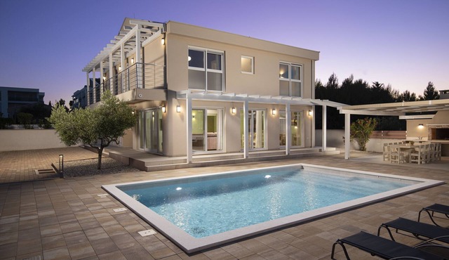 Villa Olivia with Private Pool, Sauna, and Hot Tub – Just 800m from the Beach