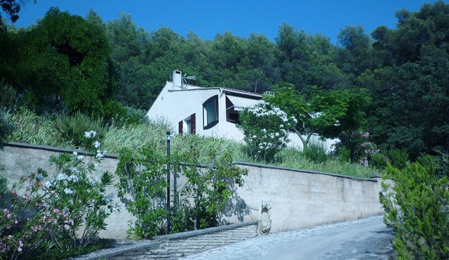 Villa on a hillside on a slope of the Luberon