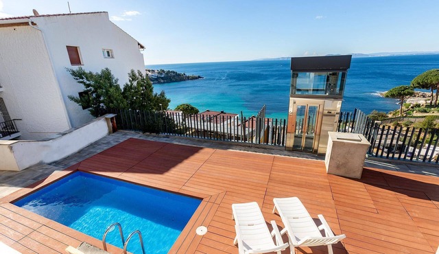 Villa on Almadrava beach, Roses. Private parking, 200m beach, 3 bedrooms, equipped kitchen, terrace, Wi-Fi, air conditioning. Book now for an unforgettable holiday on the Costa Brava!