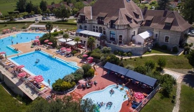 Villa on child-friendly park with swimming pool