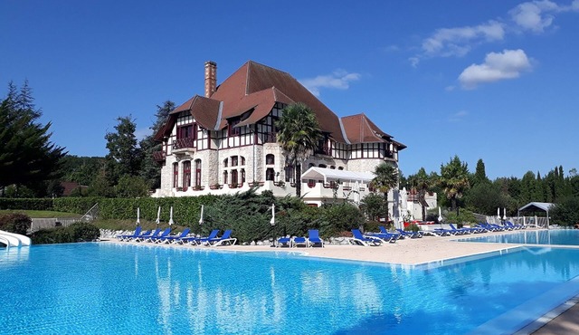 Villa on estate with 2 swimming pools