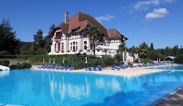 Villa on estate with 2 swimming pools