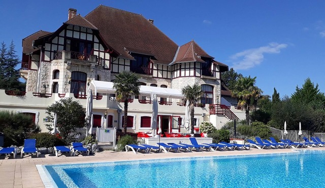 Villa on estate with 2 swimming pools