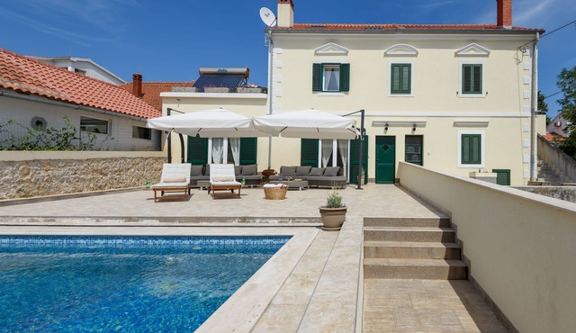 Villa on island for 8 people next to the crystal see