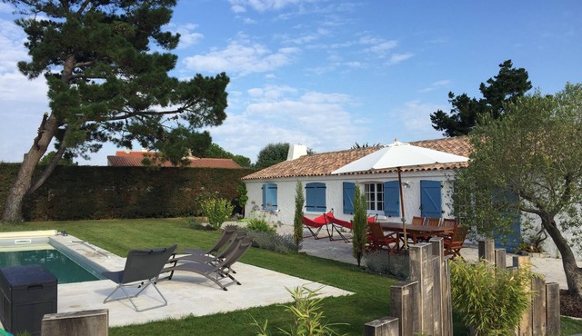 Villa on large enclosed plot with private pool, near sea and forest