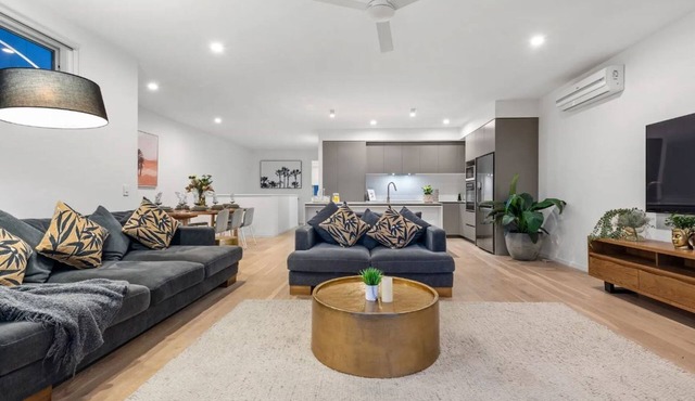 "Villa on Newport Lake" - Newport Q 4020