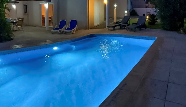 Villa on one level - air con/Pool/Garden - Near beaches shops restaurants