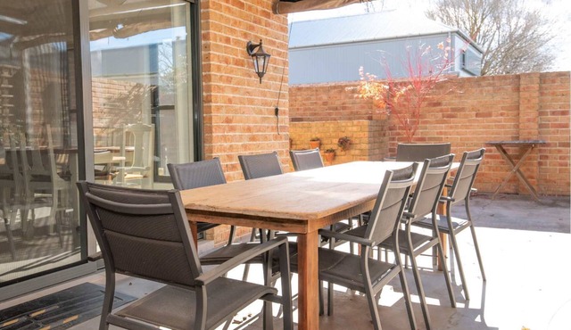 Villa on Rosemary - Walk to CBD, Cosy & Private