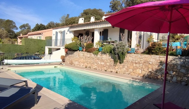 Villa on terraces with swimming pool and superb view of the village