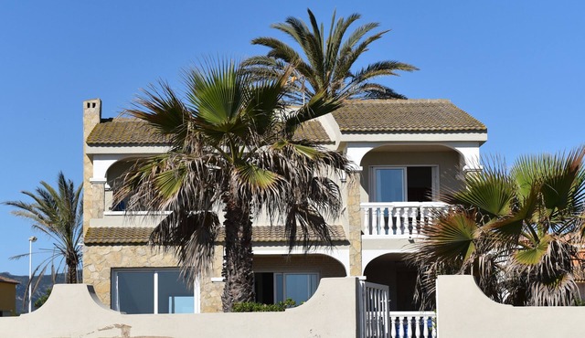 VILLA ON THE BEACH (40 minutes from Valencia)