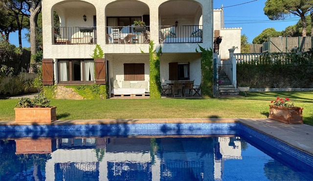 Villa on the beach in Pals-Begur with barbecue and private pool
