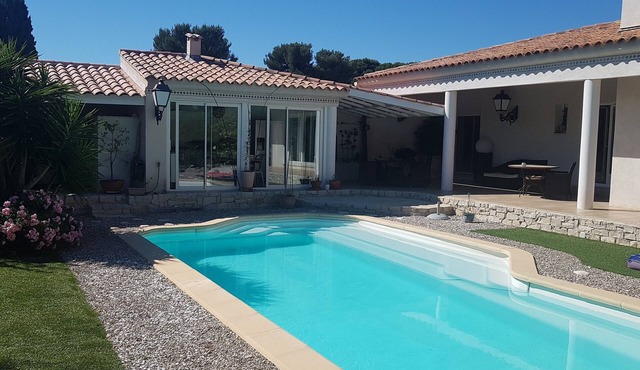 Villa on the blue coast, quiet, close to everything