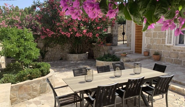 Villa on the edge of a medieval town near Dubrovnik, 5-minute walk to the beach