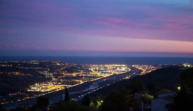 Villa on the ground level with a pool. 15 min away from Nice, 2-4 people