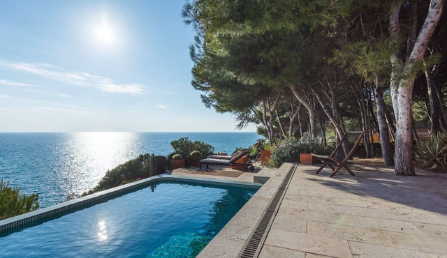 villa on the quiet luminous sea and natural surroundings