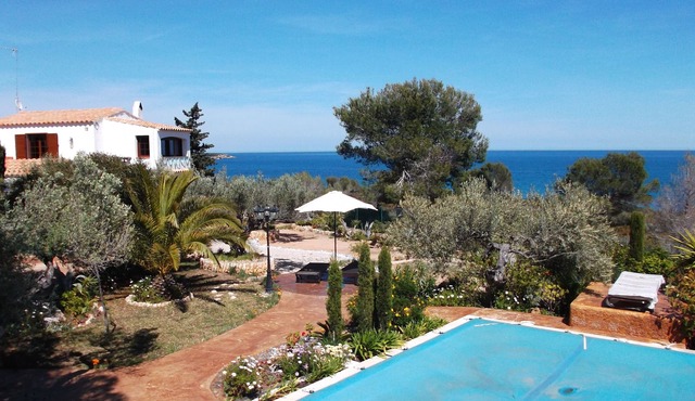 Villa on the sea (70 meters)Wifi, air.ac. Barb. Swimming pool and garden.