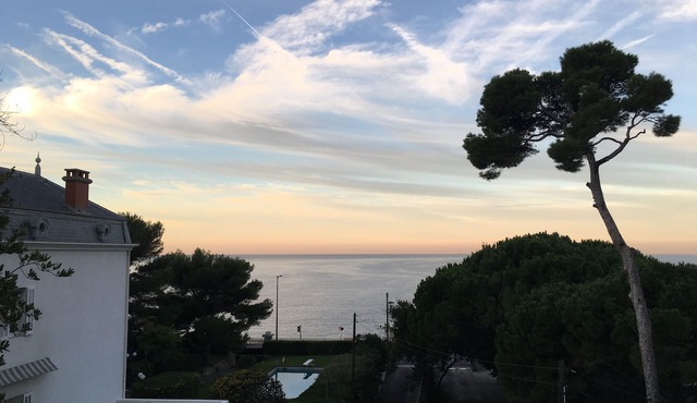 Villa on the Sea, Kennedy ledge