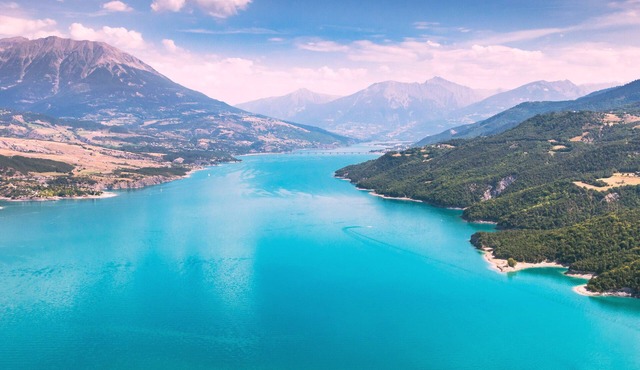 Villa on wooded grounds with parking and electric vehicle charging point