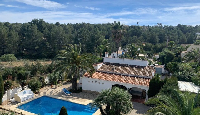 Villa on wooded grounds, peaceful area, 9x4 pool, 7 min from the beach