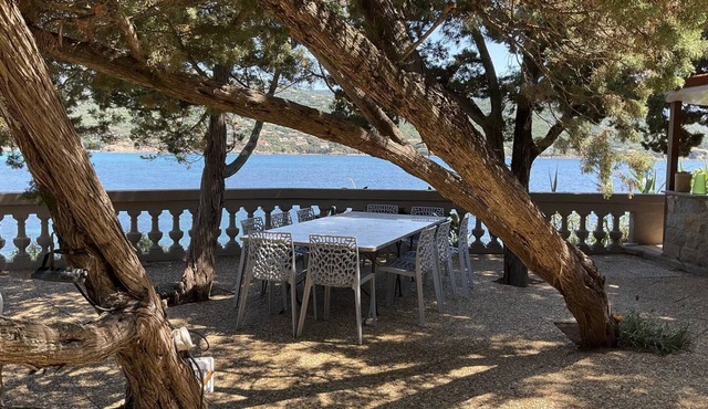 Villa Ondine- 5 bedrooms, waterfront, panoramic view