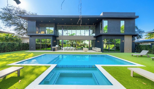 Villa Onyx, a modern oasis.