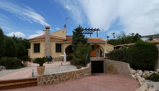 Villa Oriola, Cosy Villa with private swimming pool in lovely Spanish garden