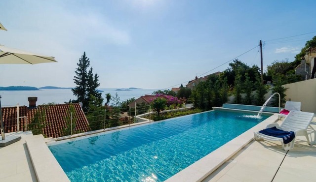 Villa Orlando - Five Bedroom Villa with Swimming Pool and Sea View